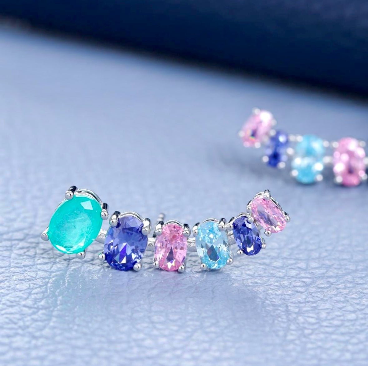 ear cuff prata cristais coloridos - Pétala Jóias