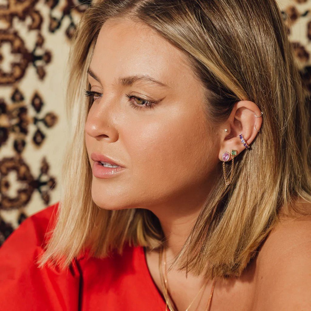 brinco com corrente ear roxo e turmalina - Pétala Jóias