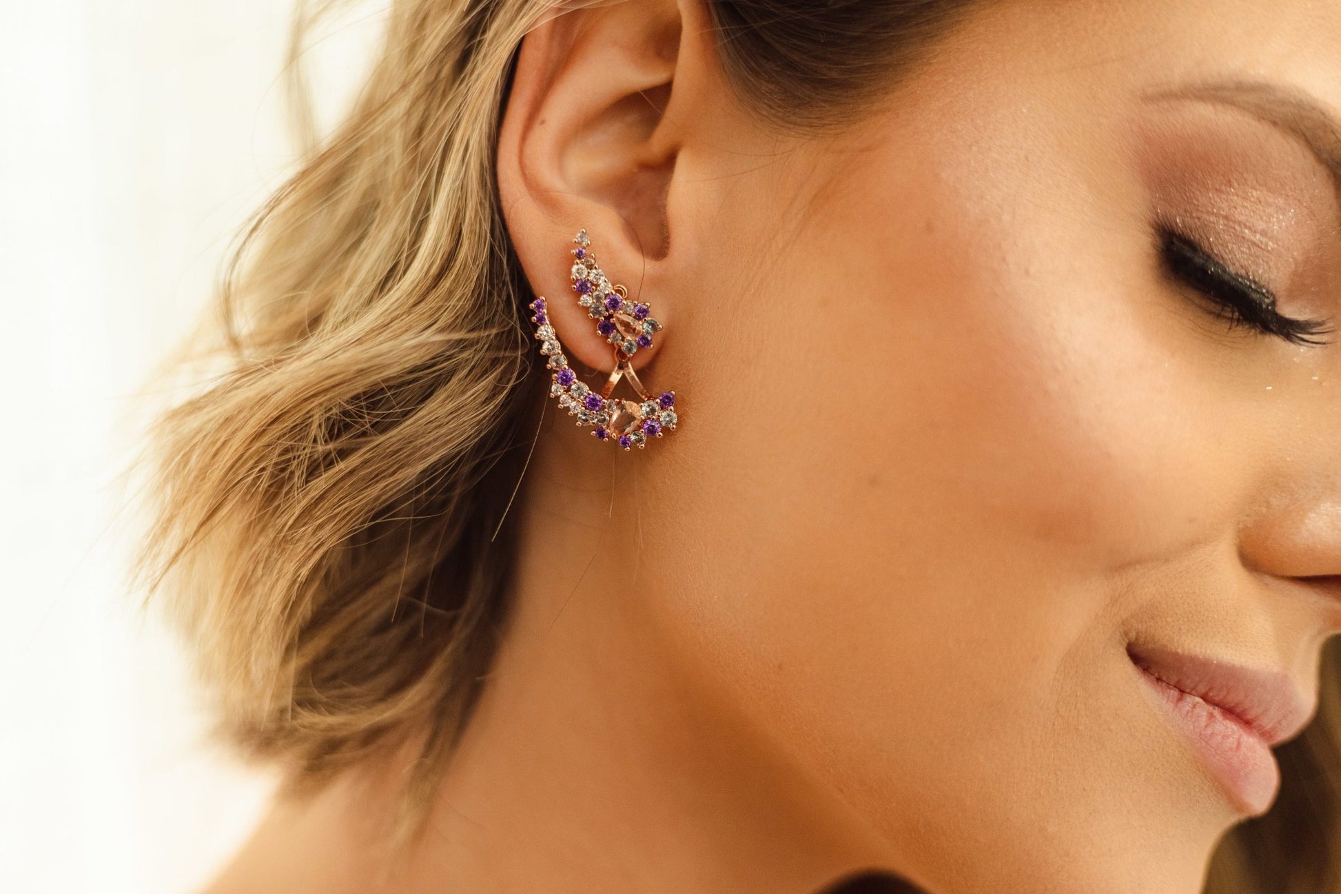 Brinco ear com pedras coloridas rose - Pétala Jóias