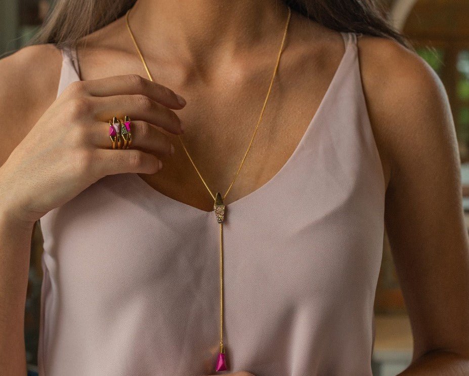 colar tipo gravatinha longo pedra natural drusa rosa pink - Pétala Jóias